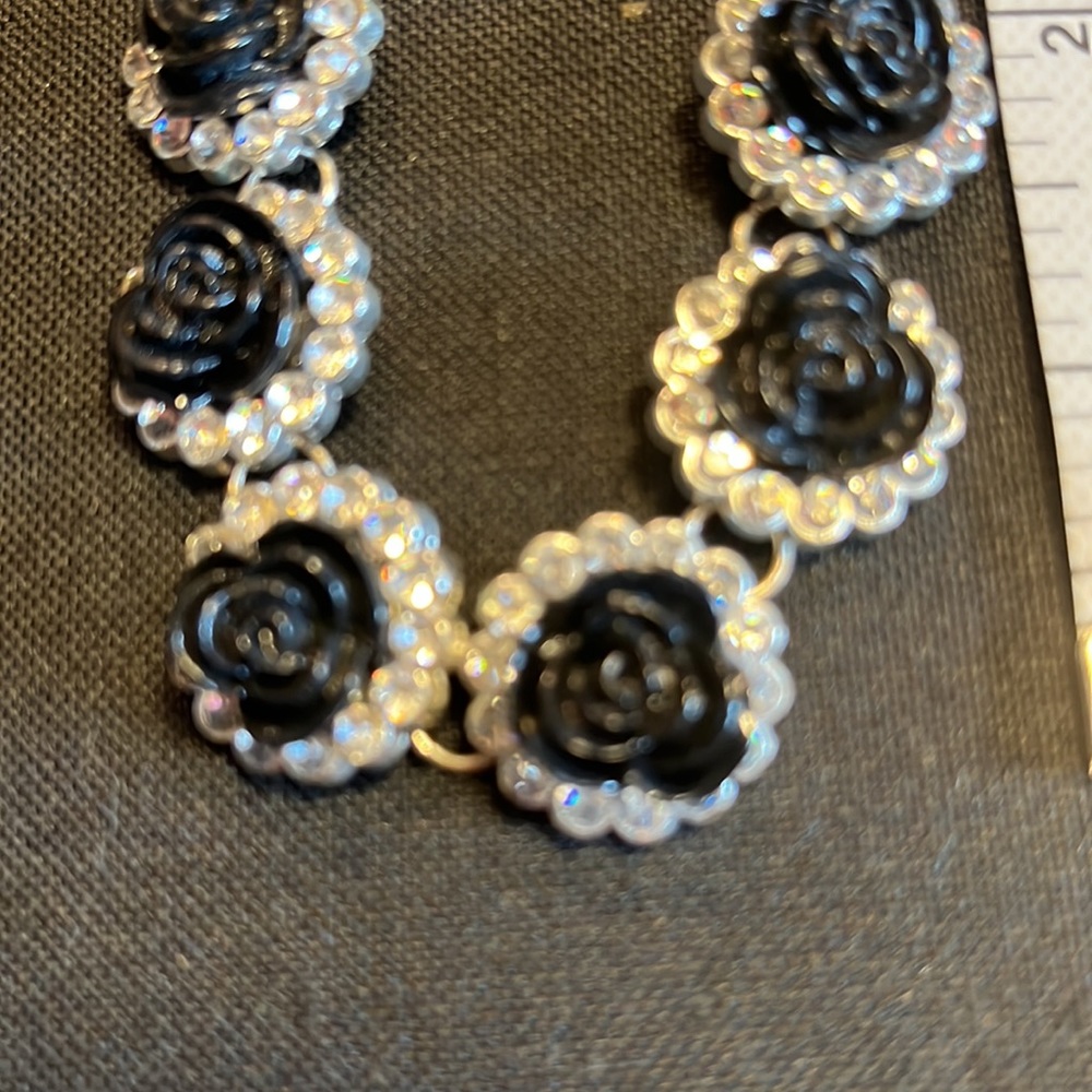 🌟🌟Beautiful Rhinestone and black roses elegant neckless. Adjustable closure